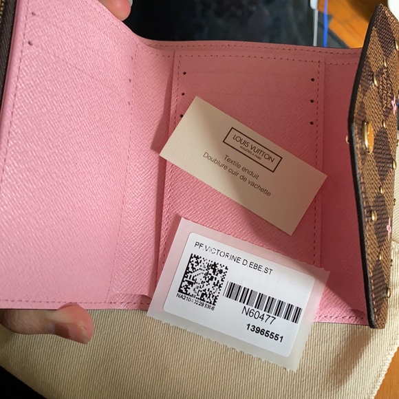 Authentic LE victorine wallet studded 2021 - Picture 2 of 2